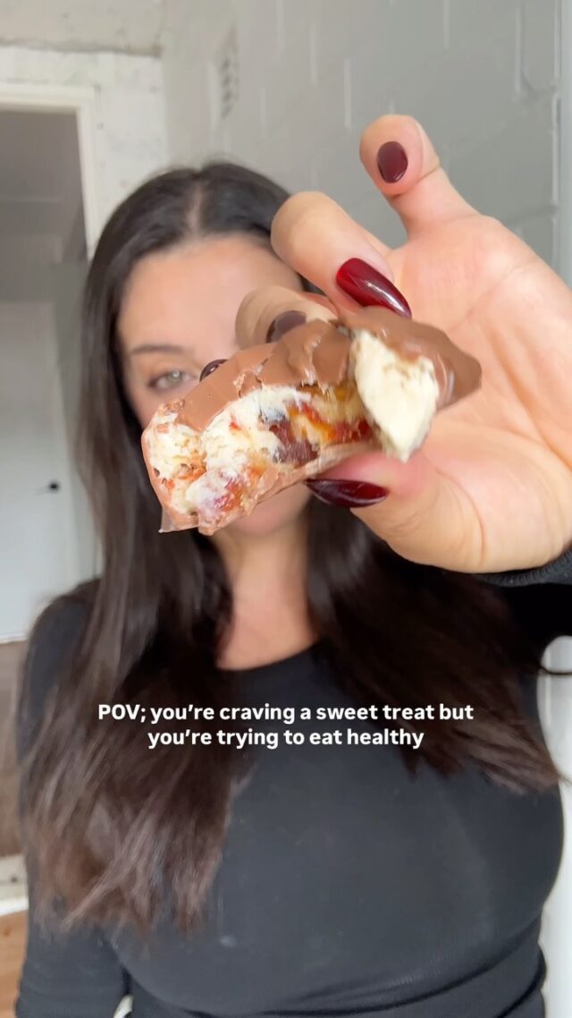 Salted Caramel Frozen Yogurt Bites 🤎

Recipe:
- 250g yogurt - I use salted caramel @yoproau 
- 90g chopped medjool dates
- 30g runny peanut butter 
- dash of salt 
- 100g sf chocolates- I use @lindt_au sugar free milk chocolate 
- 1 tsp coconut oil

1. Mix yogurt, chopped dates, peanut butter and salt until well combined, scoop 6-8 clusters onto a lined pan. Freeze for 1-2 hours.
2. Melt choc and coconut oil in a microwave or over a bain-marie. Dip each yogurt cluster into the choc, then sprinkle with some sea salt and let it set in the freezer.
3. Enjoy straight from the freezer!! Enjoyyyy

Macros per cluster (8):
Calories: 140
Carbs: 16g
Protein: 5g
Fat: 7g

#HealthySweetTreat #HighProteinSnack#EasyHealthyRecipes #YogurtClusters#SweetSnackHack #HealthyDessertIdeas #SaltedCaramelLover #NoBakeRecipe #HealthySnackRecipe #EliyaEats #lowcalorie #healthydesserts #saltedcaramelyogurtclusters