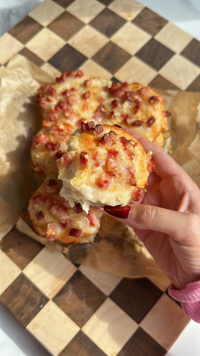 Homemade Cheese and Bacon Rolls

235 cals + 16g protein per roll 🫶

Full recipe is in the link in my bio (just press “click for the recipe”) or comment recipe and I’ll dm you the link ✨

#HealthyRecipes #LowCalorieMeals #HighProteinRecipes #BakingAtHome #HealthyBakes #lowcalorie #cheeseandbaconrolls #bakersdelight