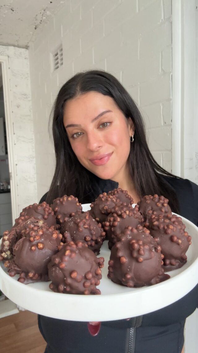Double Choc Crunch Protein Balls inspired by @elllgibson (but oat free!) ✨

10/10 would recommend 🤌🏻🤌🏻

Recipe (makes 12 protein balls):
250g pitted dates soaked in hot water for 5-10 mins (reserve 2 tbsp)
60g chocolate protein powder- I use @macr0mike deluxe chocolate protein (amb-eliyaeats to save $$$)
2 tbsp cocoa powder (around 20g)
30g runy peanut butter 
1/2 tbsp date water (add more as you go if too dry)
Salt

Chocolate Coating

80g sugar free milk chocolate- I use @lindt_au 
 1-tsp coconut oil 
30 g protein crispies (optional but recommended!!)

- Add soaked dates, protein powder, occoa powder, peanut butter, salt and 1/2 tbsp date water into a food processor or blender and blend until a thick sticky mixture forms.
- Roll into 12 balls and freeze for 20 mins
- Melt your choc with 1 tsp coconut oil, add the protein crispies and mix well.
- Dip each protein ball into the chocolate mixture, sprinkle with some sea salt and freeze for 1 hours or until fully set. Store in the fridge for a softer texture or in the freezer for a firmer texture & enjoyyyy

Macros per ball (12):
Calories: 140
Carbohydrate: 21g
Protein: 6g
Fat: 5g

#HealthyDessert #GuiltFreeTreats #HighProteinDessert #HealthyBaking #LowCalorieTreats #BetterForYouDesserts #EliyaEats #SweetButHealthy #HealthyIndulgence #FoodThatFeelsGood #FoodieFuel #HealthyFoodPorn #HealthySnackIdeas #YummyButHealthy #ProteinSnackTime