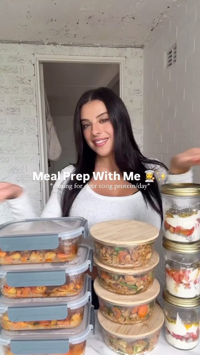 Healthy & realistic meal prep for the week aiming for over 100g protein per day 🫶

✨Yogurt Parfaits 280cals, 24g protein (usually would make 4 but I ran out of yogurt :()
Recipe per jar:
- 200g protein yogurt
- 1 tsp chia seeds
- handful of chopped strawberries
- 1/2 passionfruit
- 12g natural peanut butter
- 10g honey

✨Lemon Chicken and potato bowls - 412 cals, 35g protein
Recipe is on my feed or comment “Recipes” and ill send the link to your dms x 
- I replaced 1/2 the spud light potatoes for sweet potato to mix it up 

✨Pad See Ew-  450 Cals, 41g protein
Recipe is on my feed or comment “Recipes” and ill send the link to your dms x 
- I just doubled the recipe to make 4 serves (instead of 2)

PSA: this meal prep doesn’t include snacks, coffees or dessert I may eat in the day x