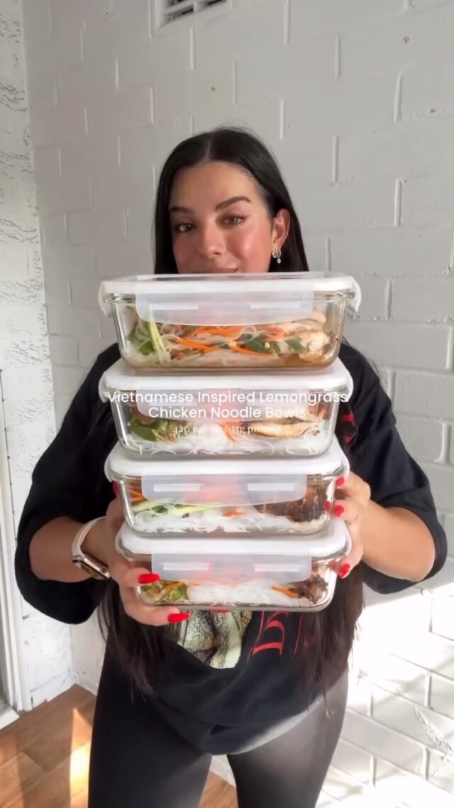 Vietnamese Inspired Lemongrass Chicken Noodle Bowls (serves 4):

Lemongrass Chicken (makes 4 chicken thighs (also in the video I was making a bigger batch to have some chicken thighs for meal prep so ignore):
4x raw chicken thighs (about 600g)
2 tsp minced garlic
1 tsp chicken stock paste/powder (optional)
1-2 tsp chilli paste or flakes
2-2 tsp lemongrass paste
1 heaped tsp sweetener - I use monkfruit
2 tsp low sodium soy
1 tsp fish sauce
1 tsp rice wine vinegar 

1. Marinate chicken for at least 1 hour 
2. Airfry at 190c for 20-22 minutes flipping halfway OR pan fry till cooked through (about 5-7 mins per side)

Sauce:
1/2 cup boiling water 
4 tbsp fish sauce
1 tbsp low sodium soy sauce
1 tsp minced garlic
1 tbsp sweetener- I use monkfruit but you can use normal sugar 
1/2 lemon juiced
1 tbsp rice wine vinegar (sub for white)
1 tsp chilli paste or flakes

Noodle Bowl:
160g dried vermicelli/bean thread noodles- 40g per bowl 
1-2 carrots, julienned or thinly shredded
1-2 cucumbers - julienned 
Iceberg lettuce (I forgot to add it in the video)
20g crushed peanuts (5g per bowl)
4 tsp (12g) of fried shallots (1 tsp/3g per bowl)
Green onion to serve 

1. Prep vericilli noodles by soaking in hot water for 5 minutes (or per packet instructions), then drain and rinse under cold water and let it rinse well
2. Place equal portions of noodles in each bowl, top with veggies, and 1 sliced chicken thigh per bowl. Top with crushed peanuts, fried shallot and green onion. Serve with 2-3 tbsp of the sauce/dressing. I like to keep the sauce seperate but you can add it straight into the bowl

To serve:
Can eat cold OR can heat up in microwave for 1 minute (does not affect veggies) OR alternatively keep the chicken seperate, re-heat then add it (along with the sauce) to the noodle bowl and veggies on the day of consumption.

Macros per serve/bowl (4):
Calories: 420
Carbs: 43g
Protein: 35g
Fat: 10g

#mealprep #lemongrasschicken #lemongrasschickenbowls #healhtmealprep #lowcalorie #highprotein