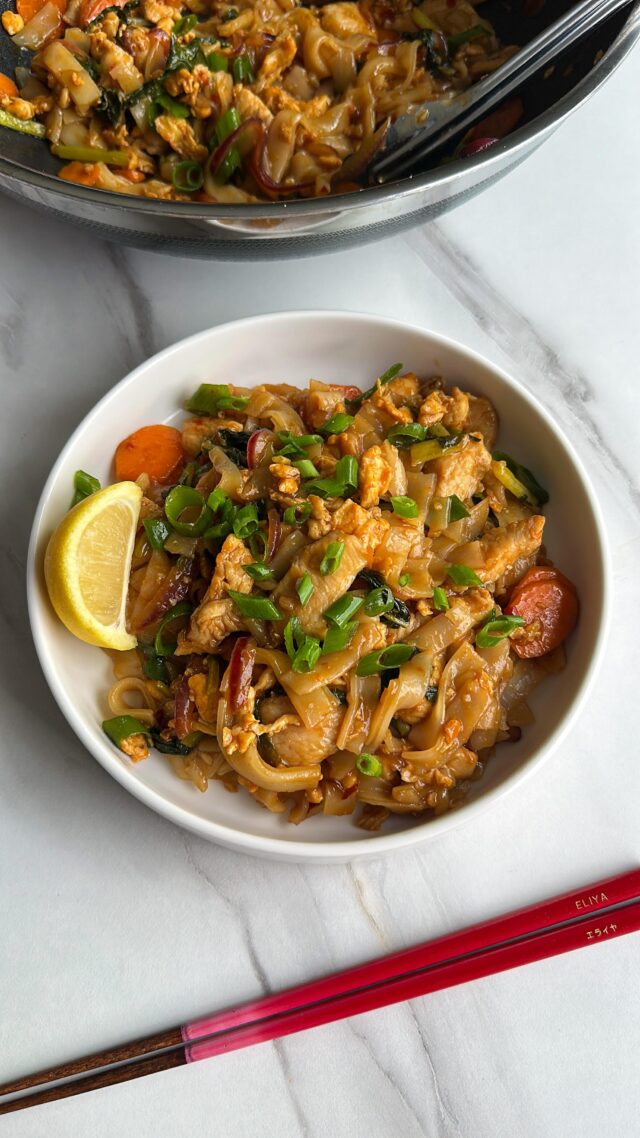 Fakeaway Fridays episode 3: Pad See Ew-  450 Cals, 41g protein 🫶

Recipe is on my website (link in bio) OR comment “Recipe” and ill send the link to your dms x 

#highprotein #highproteinmealprep #healthyrecipes #mealprep #fakeawayfriday #fakeawayrecipes #padseeew