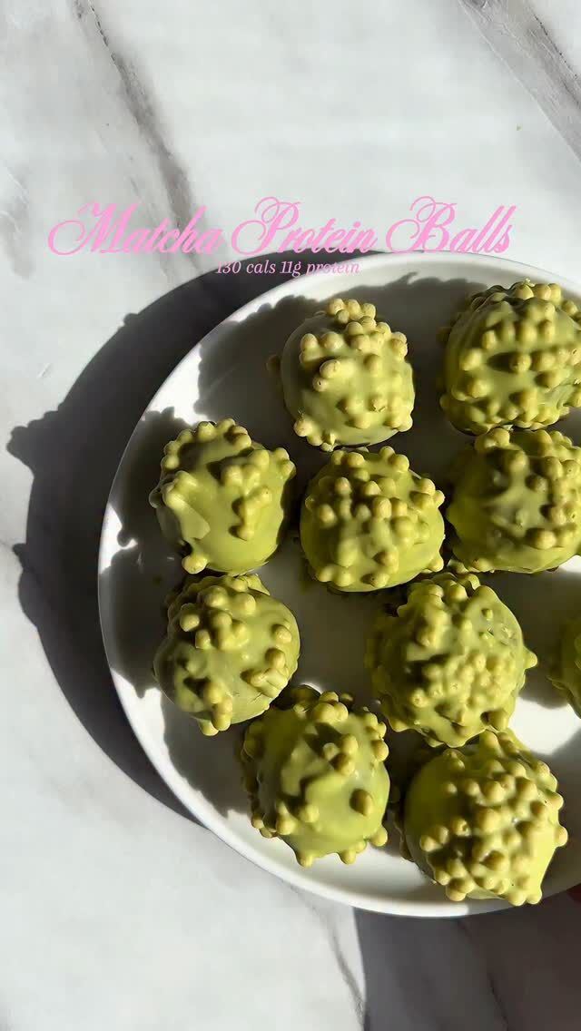 Matcha Crunch Protein Balls inspired by @elllgibson (but oat free!) ✨

Recipe (makes 12 protein balls):

150g vanilla protein powder- I use @macr0mike Vanilla Buttercream protein (amb-eliyaeats to save $$$)
60g runny peanut butter
2 tbsp- 1//4 cup sugar free maple syrup (or normal) depending on how sweet you like it
1-2 tsp matcha powder
2-3 tbsp soy milk or water (add bit by bit)
Salt

Matcha Chocolate Coating:

100g sugar free white choc chips- I use @noshufoods 
1-tsp coconut oil
1/2 tsp matcha
20 g protein crispies (optional but recommended!!)

- Mix protein powder, peanut butter, salt, matcha, maple syrup and 1/2 tbsp milk at a time, into a bowl and mix well. add more milk if too dry. Mix until a thick sticky mixture that resembles dough forms.
- Roll into 12 balls and freeze for 20 mins
- Melt your choc with 1 tsp coconut oil, add the matcha powder and protein crispies and mix well.
- Dip each protein ball into the chocolate mixture, and freeze for 1 hour or until fully set. Store in the fridge for a softer texture or in the freezer for a firmer texture & enjoyyyy

Macros per ball (12):
Calories: 130
Carbohydrate: 5g
Protein: 11g
Fat: 7g

#HealthyDessert #GuiltFreeTreats #HighProteinDessert #HealthyBaking #LowCalorieTreats #BetterForYouDesserts #EliyaEats #SweetButHealthy #HealthyIndulgence #FoodThatFeelsGood #FoodieFuel #HealthySnackIdeas #YummyButHealthy #proteinsnacktime