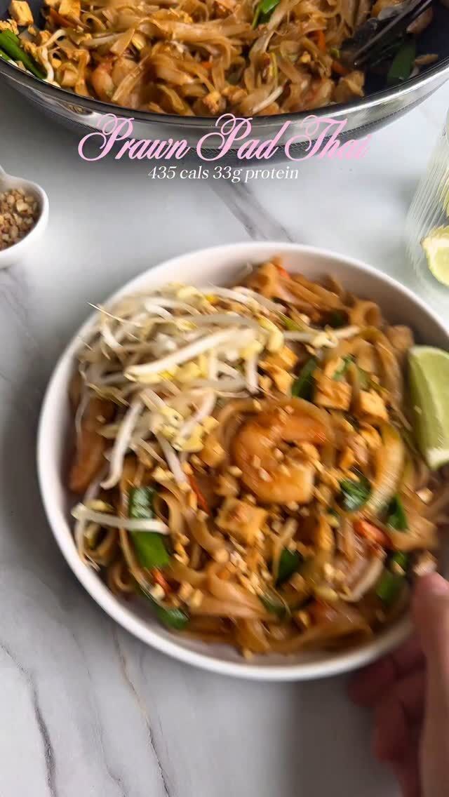 Fakeaway Fridays Ep 5: Prawn Pad Thai- 435 cals 33g protein 

I used my pad Thai recipe that is up on my website and just made 2 servings versus 4 and swapped the chicken for 250g frozen then defrosted prawns! 

Link to my pad Thai recipe is in the link in my bio just press “click for the recipe” OR comment “recipe” and I’ll dm it to you x