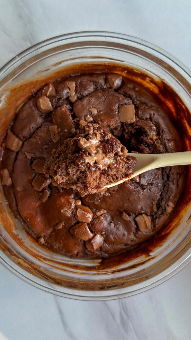 Double Chocolate Protein Pancake Bowls 
390 cals + 33g protein 🫶

Full recipe is in the link in my bio (just press “click for the recipe”) or comment “recipe” and I’ll dm you the link ✨

I used my fave @macr0mike deluxe chocolate protein powder in this recipe! Discount code is amb-eliyaeats xx