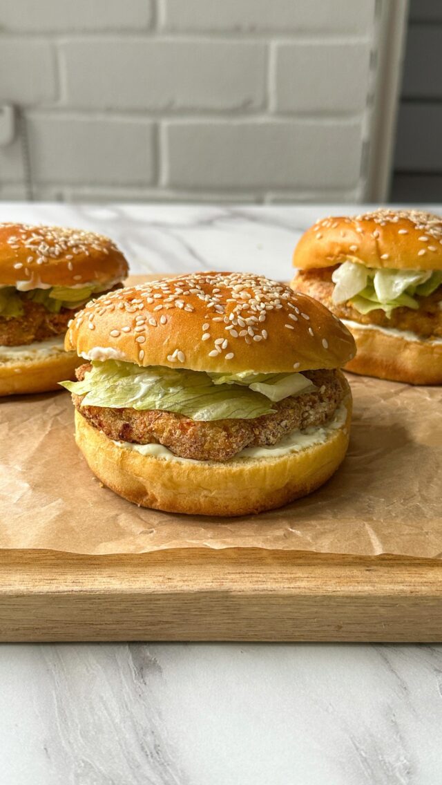 Healthy McChicken Burgers✨

340 cals & 33g protein per burger!

505 Cals & 37g protein for 1 burger & a side of homemade fries (recipe is in the link as well)

Full recipe is in the link in my bio (just press “click for the recipe”) or comment “recipe” and I’ll dm you the link ✨

#HealthyRecipes #LowCalorieMeals #HighProteinRecipes #mcdonaldsfakeaway #homemadechickennuggets #healthychickennuggets #airfriednuggets #healthyfries #crispyairfryerfries #airfryerchicken #healthychickentenders #lowcaloriemeals