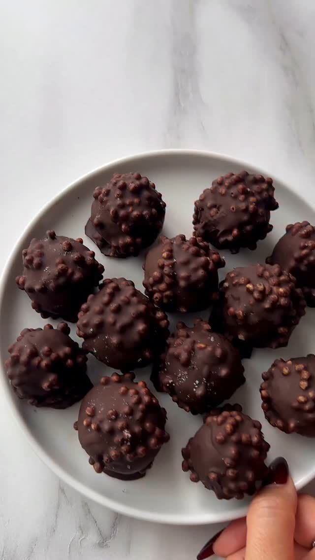 Double Choc Crunch Protein Balls inspired by @elllgibson (but oat free!) ✨

10/10 would recommend 🤌🏻🤌🏻

Recipe (makes 12 protein balls):
250g pitted dates soaked in hot water for 5-10 mins (reserve 2 tbsp)
60g chocolate protein powder- I use @macr0mike deluxe chocolate protein (amb-eliyaeats to save $$$)
2 tbsp cocoa powder (around 20g)
30g runy peanut butter 
1/2 tbsp date water (add more as you go if too dry)
Salt

Chocolate Coating

80g sugar free milk chocolate- I use @lindt_au 
 1-tsp coconut oil 
30 g protein crispies (optional but recommended!!)

- Add soaked dates, protein powder, occoa powder, peanut butter, salt and 1/2 tbsp date water into a food processor or blender and blend until a thick sticky mixture forms.
- Roll into 12 balls and freeze for 20 mins
- Melt your choc with 1 tsp coconut oil, add the protein crispies and mix well.
- Dip each protein ball into the chocolate mixture, sprinkle with some sea salt and freeze for 1 hours or until fully set. Store in the fridge for a softer texture or in the freezer for a firmer texture & enjoyyyy

Macros per ball (12):
Calories: 140
Carbohydrate: 21g
Protein: 6g
Fat: 5g

#HealthyDessert #GuiltFreeTreats #HighProteinDessert #HealthyBaking #LowCalorieTreats #BetterForYouDesserts #EliyaEats #SweetButHealthy #HealthyIndulgence #FoodThatFeelsGood #FoodieFuel #HealthyFoodPorn #HealthySnackIdeas #YummyButHealthy #proteinsnacktime