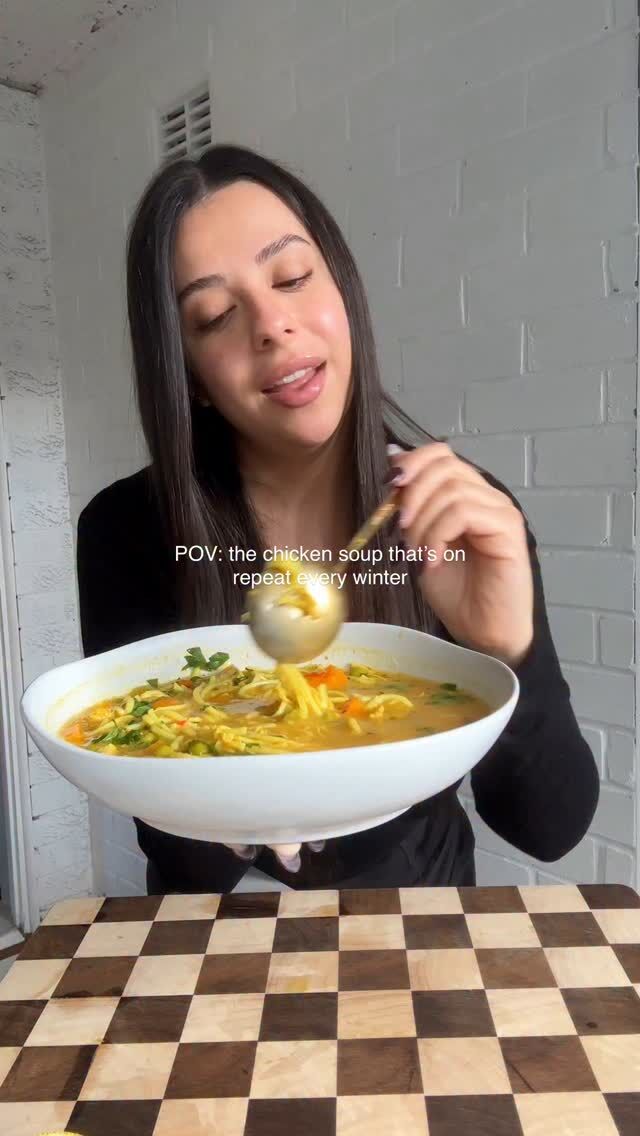 Chicken Noodle Soup (320 cals, 29g protein) ✨

Recipe (Serves 4-6): 
-1/2 tbsp olive oil
-4 medium chicken thighs (about 600-650g) sub for chicken breast, or 300-400g shredded store bought rotisserie chicken 
- 1 onion
- 2-5 birds eye chillis (optional also depending on how spicy you like it, 5 is great if you like it hotttttt)
- 4 carrots 
- 4 stalks celery 
- 2 tbs minced garlic 
- 1 tsp minced ginger
- 8 heaped tsp chicken stock paste + 10 cups water OR 10 Cups chicken stock (2.5 L)
- 50g bone broth (optional but adds so much creaminess and goodness)
-  spices: 1/2 tbsp sweetener (optional), 2 tsp turmeric, 1/2 tsp paprika, bay leaves, 1/4 tsp white pepper, 1/2 tsp ground chilli, salt & white pepper to taste 
- 200g vermicelli egg noodles (or pasta/noodles of choice)
- 100g frozen green peas 
- lemon juice to taste 
- finely chopped parsley for garnish 

1. Brown chicken thighs on both sides and season with salt and pepper
2. Remove the thighs then add in the onion and chilli and brown for a few minutes then add garlic and ginger paste 
2. Add in diced carrot and celery and sauté for a few minutes 
3. Add in the spices and chicken stock paste and stir until fragrant 
4. Add the chicken back in, water (or chicken stock) and bone broth paste (optional) and bring to a boil, then reduce to a simmer and let it simmer for 20 minutes - 30 minutes
5. Remove the chicken and shred (I use my kitchen aid) OR add your add your pre-made rotisserie shredded chicken, noodles & frozen peas and cook for an extra 10 minutes 
- once done remove the bay leaves and add some fresh lemon juice to taste & serve with some fresh parsley 

Macros per serve (6): 
320 cals
P: 29g
C: 32g
F: 8g

#healthydinner #healthydinnerideas #chickenrecipes #chickensoup #chickensoupforthesoul #easychickensoup #soup
