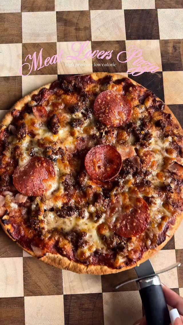 Fakeaway Fridays Episode 7: Domino’s Meat Lovers Pizza 🍕 

Recipe:
Homemade Base:
70g bread flour
60-70g plain protein yogurt or normal greek yogurt
1 tsp baking powder
Dash of salt

OR 1x low carb/high protein base- I use the @woolworths_au 50% lower carb base, for one it is 270 cals with 15g protein
- 25g pizza sauce
- 25g low sugar bbq sauce
- 30g shredded mozzarella cheese
- 5g grated parmigiano reggiano
- 20g chopped ham or bacon (if using bacon, pre cook!)
- 15g pepperoni 
- 1x lean beef sausage- I use the Premium extra lean beef sausages from the Good Food Company (i got them from woolworths)- pre cook & brown on a pan first 

1. Pre-heat oven to 200c
2. If pre making the dough-Mix the flour, baking powder and salt and add the yogurt and knead until a smooth ball forms. Cover and let it sit for 5 mins
4. Roll out the dough to your desired thickness OR use your premade pizza base, spread the sauces and top with 3/4 of the cheese, then the bacon, cooked beef sausage and pepperoni, then top with the rest of the cheese.
5. Bake for 8-10 minutes, cut into 8 slices and enjoy

Macros (using the woolworths pizza base)
590 Calories
Carbs: 37g
Protein: 41g
Fat: 27g

Macros (using 2 ingredient dough):
610 Calories
Carbs: 67g
Protein: 41g
Fat: 19g

#fakeaway #meatloverspizza #homemadepizza #highproteinpizza #lowcalorierecipes #dominospizza🍕