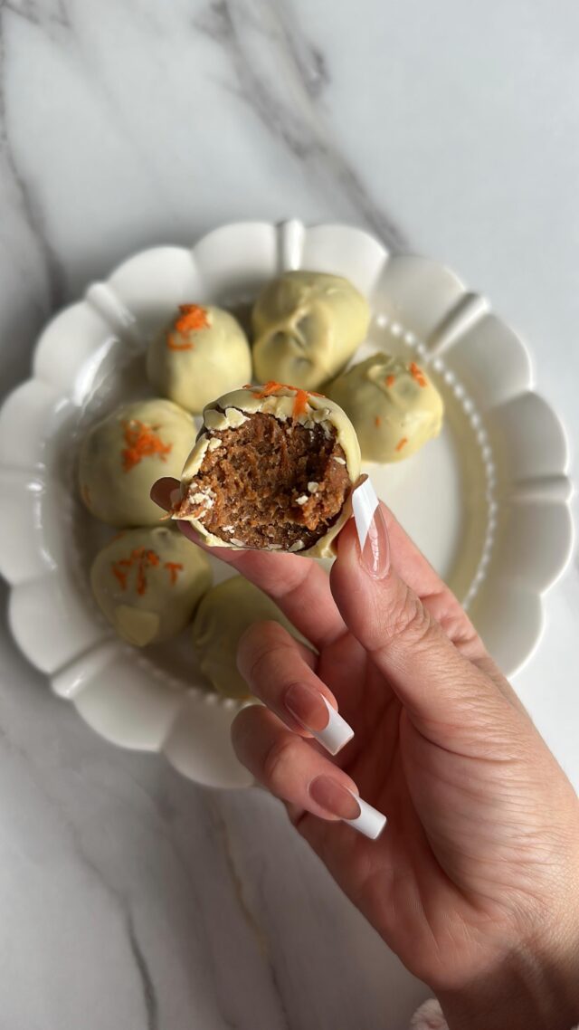 Carrot Cake Protein Balls 🥕✨

Recipe (makes 10-12):

Filling:
- 2 x carrots, grated
- 120g dates- dried/fresh
- 40g almond butter
- 1 tsp ginger paste (sub for ginger powder)
- 120g vanilla protein- I use @macr0mike vanilla buttercream (my go to, DC is amb-eliyaeats xx)
- 1-2 tsp cinnamon
- 1/4 tsp nutmeg
- dash of salt

White choc coating:
- 100-120g sugar free white chocolate chips (or normal white choc)
- 1 tsp coconut oil

1. Soak dates in hot water for 10-15 mins, drain majority of water (leave a few tbsp) and mash with a fork or immersion blender to get it smooth
2. Add the date paste into a bowl with all the other ingredients and mix well until a sticky dough like consistency forms
3. With wet hands, form 12 balls 
4. Let set in the freezer for about 20 mins (easier to work with)
5. Melt the white choc and coconut oil in the microwave or over a bain-marie
6. dip each protein ball into the choc until well coated, optional but sprinkle extra grated carrot on top, and let it set in the freezer for an hour and enjoy

* Can store these in the fridge or freezer for a more firm consistency 
* If the mixture is too wet, add a bit more protein powder 

Macros per ball (12):
Calories: 135
Carbs: 11g
Protein: 8g
Fat: 6g