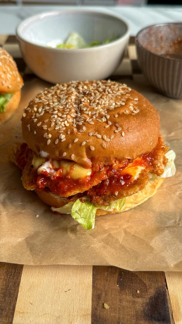 Fakeaway Fridays Ep 8: Oporto’s Double Bondi Burger 🍔 (425 cals & 40g protein)

Full recipe is in the link in my bio (just press “click for the recipe”) or comment “recipe” and I’ll dm you the link ✨

#HealthyRecipes #LowCalorieMeals #HighProteinRecipes #mcdonaldsfakeaway #homemadechickennuggets #healthychickennuggets #airfriednuggets #healthyfries #crispyairfryerfries #airfryerchicken #healthychickentenders #lowcaloriemeals #oporto #doublebondiburger #bondiburgerecipe